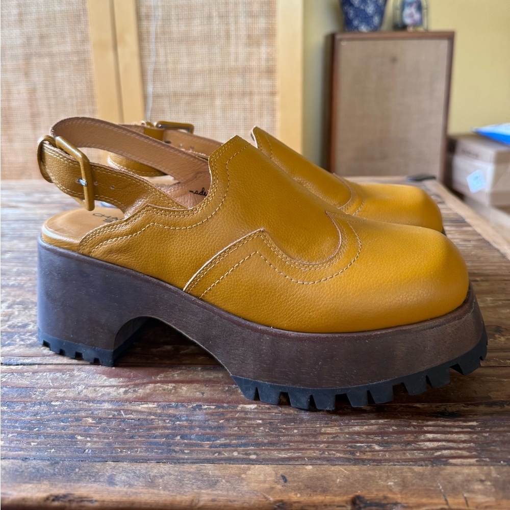 NWOB Charlotte Stone Loni Clog Size 9, Caramel